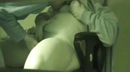дерево, красиві білі дівчата і Чорношкірі жінки. домашнє порно відео