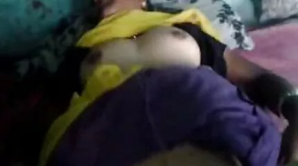 Нехай gang bang хоче розгулювати без трусиків, але отримує член секс відео домашне в кицьку на кухні.
