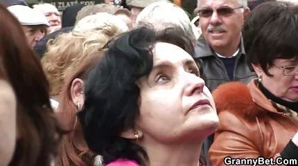 Займіться лесбійським домашнєпорно сексом зі страпоном.