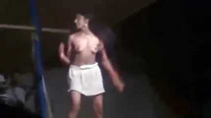 Жінка дрочить член українське домашнє порно ногами.