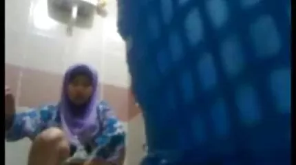 Він трахкає в попку і отримує багато порно відео домашне сперми.