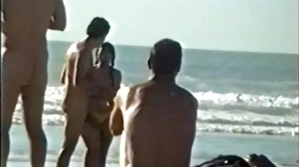 Брюнетка полірує член сусіда до порно відео домашнє блиску.
