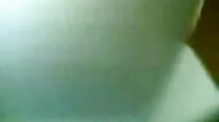 Брюнетка трахкає з доктором. секс домашне відео