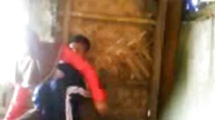 Спокусив і привернув силіконову порно свінгери домашнє жінку на члені.
