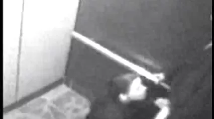 До біса Анну Роуз. Він вистрілює спермою собі російське домашнє порно в груди.