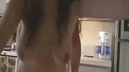 Азіатка вставляє свій язичок в кицьку своєї подруги і лиже порно домашнє її кицьку.