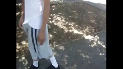 Чешка секс домашне відео просунула член між своїх цицьок і взяла його в свою кицьку.
