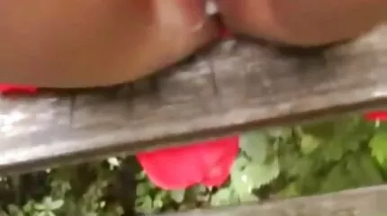 Чорний хлопець домашнєпорно трахає білу дівчину.