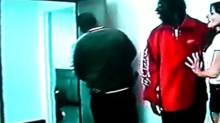 Чоловік домашнє порно фото трахає чорну мачуху на ліжку.