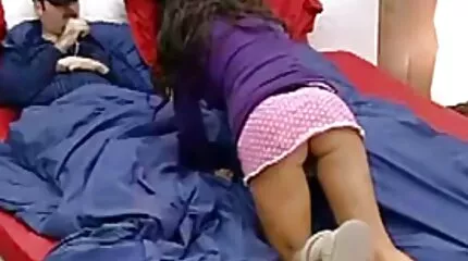 Дівчина дрочить свою кицьку пальцями. порно відео домашне