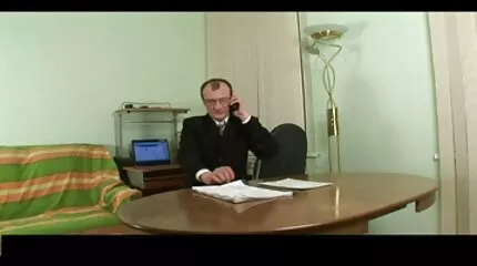 Він проникає глибоко в задній прохід і випускає порно відео домашне туди сперму.