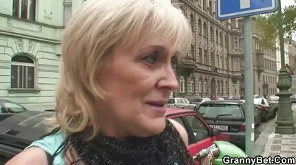 Хейм красиве домашне порно Марі пропонує секс чоловікові.